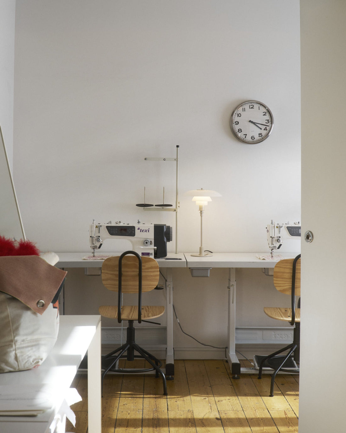 Louis Poulsen PH 3/2 stolní lampa Glossy Beige
