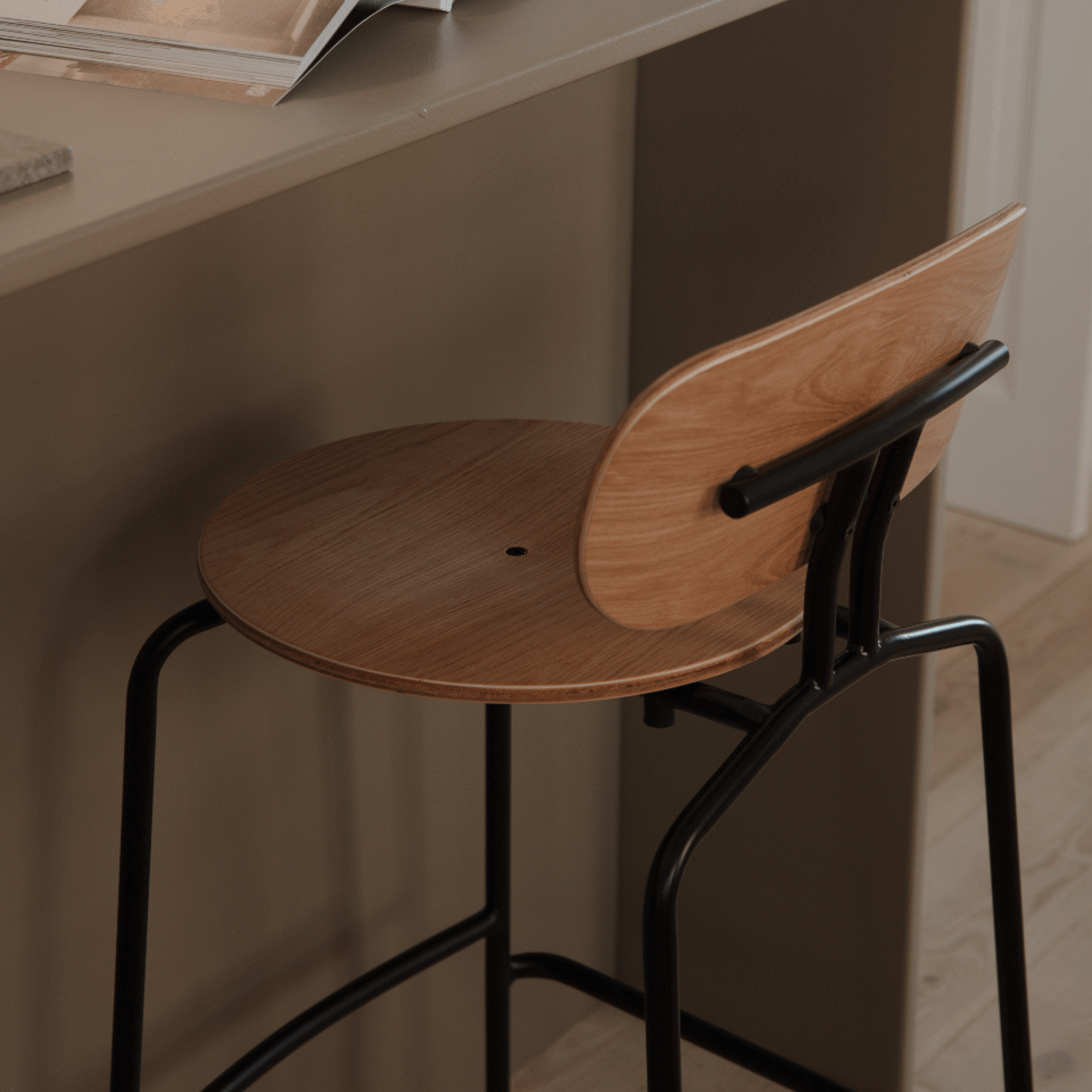 UMAGE Lifestyle Curious Barstool Oak Black 7.png