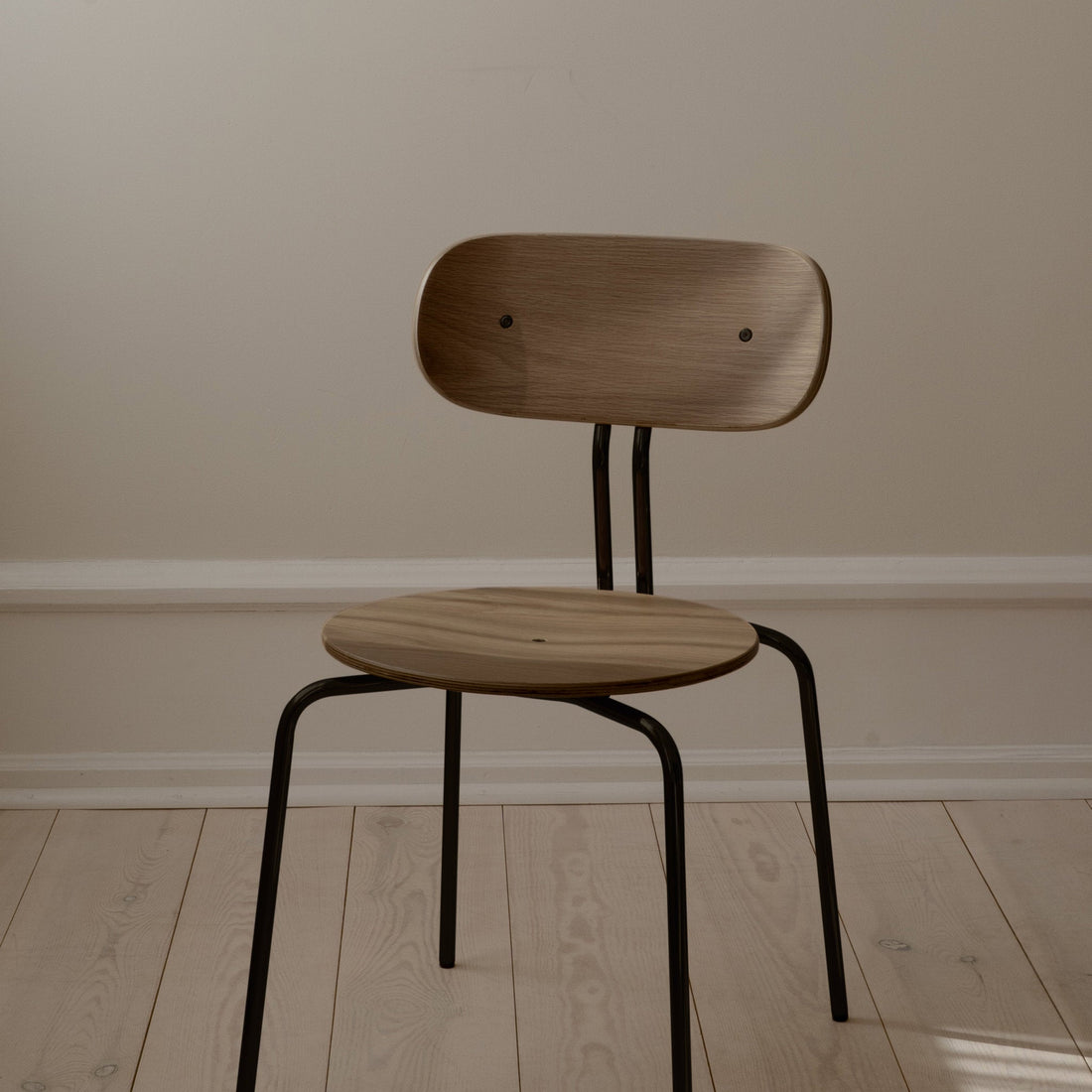 UMAGE_lifestyle_Curious_dining chair_smoked oak_black_(4).jpeg