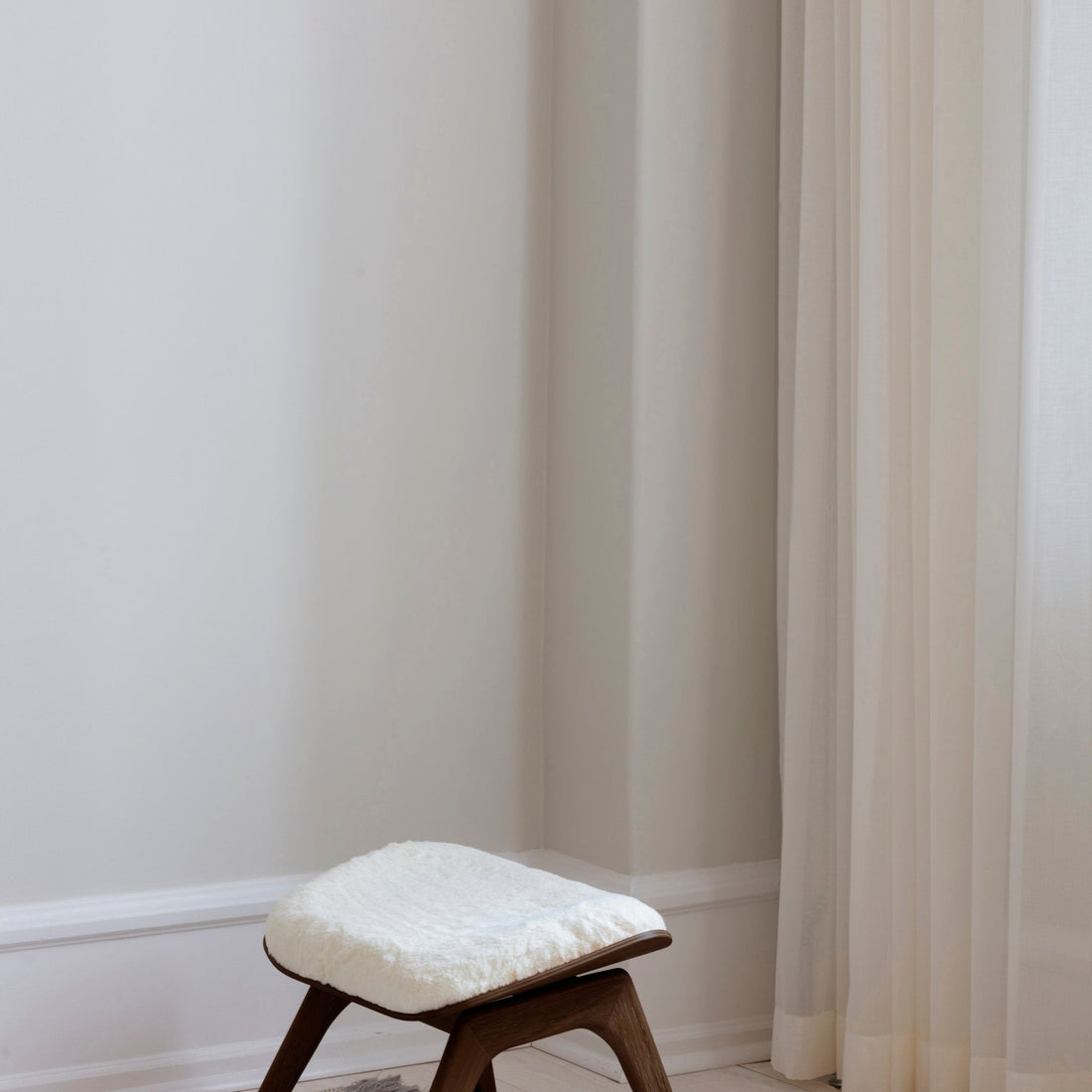 UMAGE_lifestyle_The Reader_ottoman_dark oak_teddy white_(3).jpeg