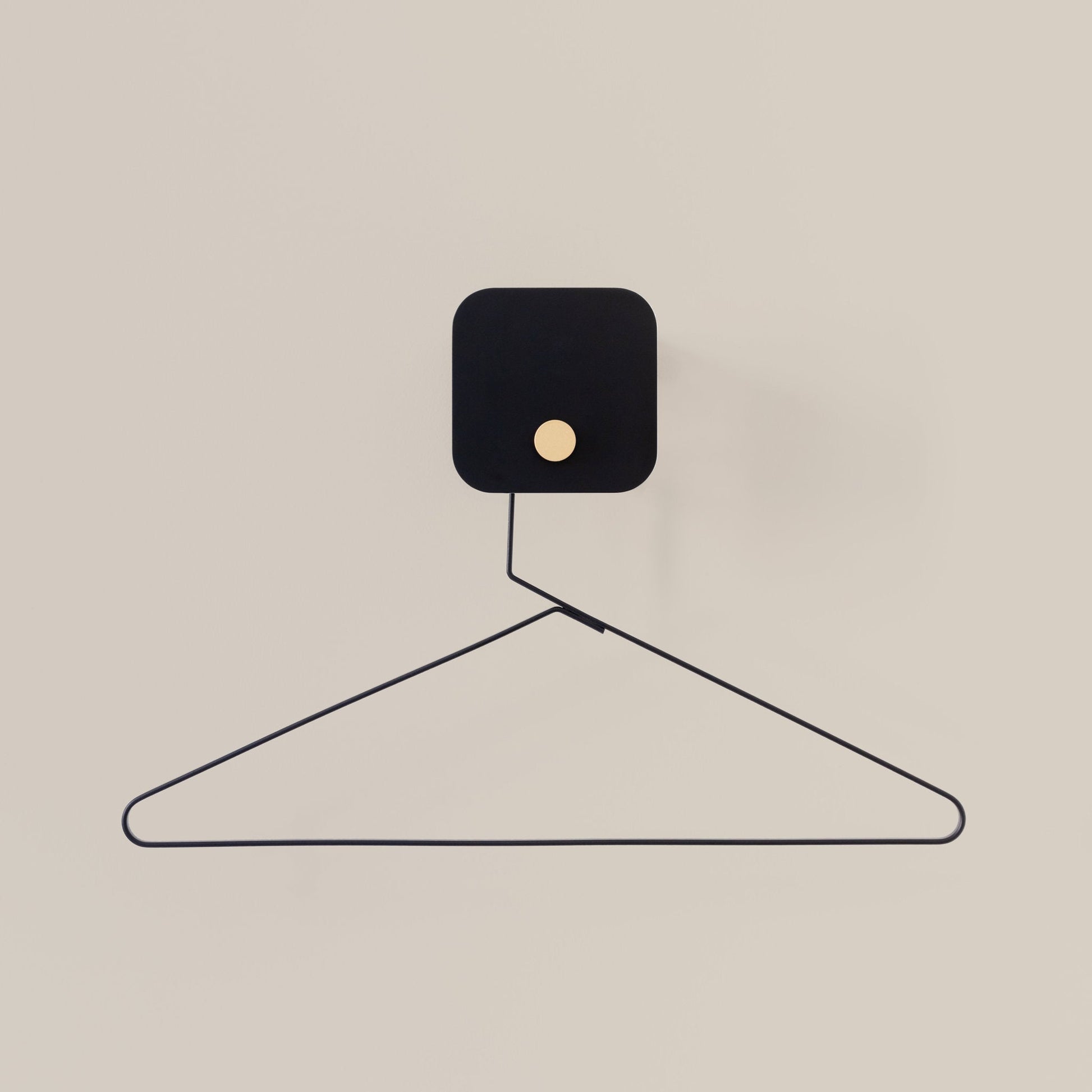 UMAGE_lifestyle_Valet_black_Hang In There_black_(1).jpeg