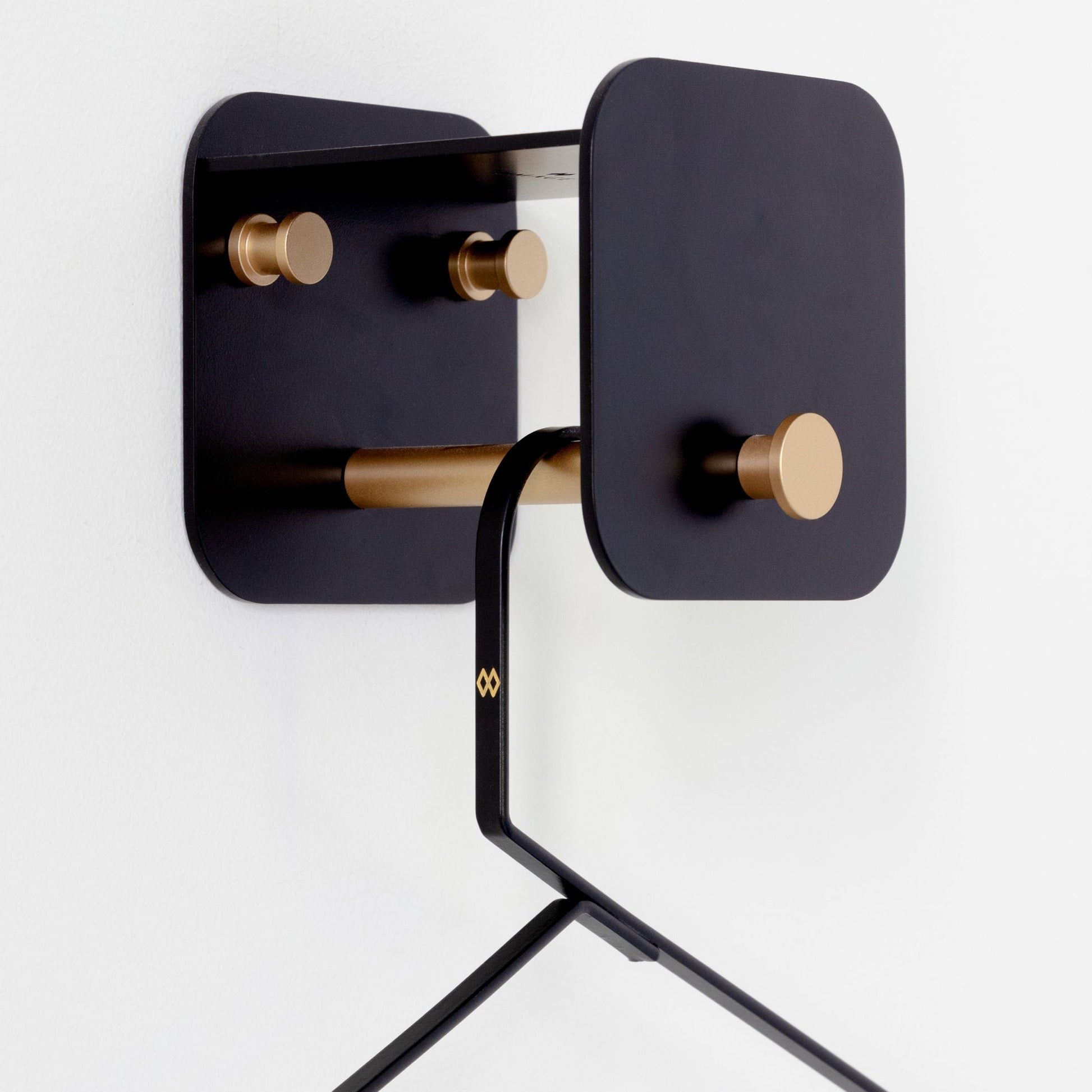 UMAGE_lifestyle_Valet_black_Hang In There_black_(2).jpeg