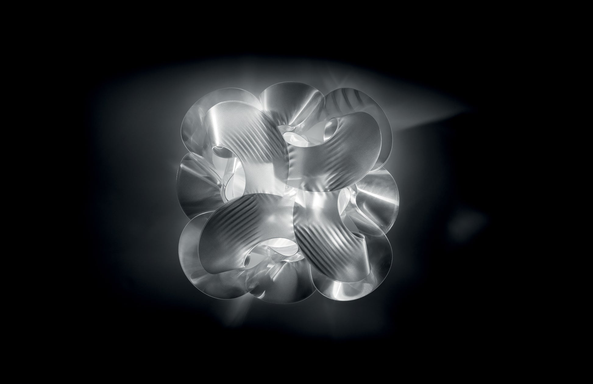 SLAMP Fabula Ceiling Wall na tmavém pozadí