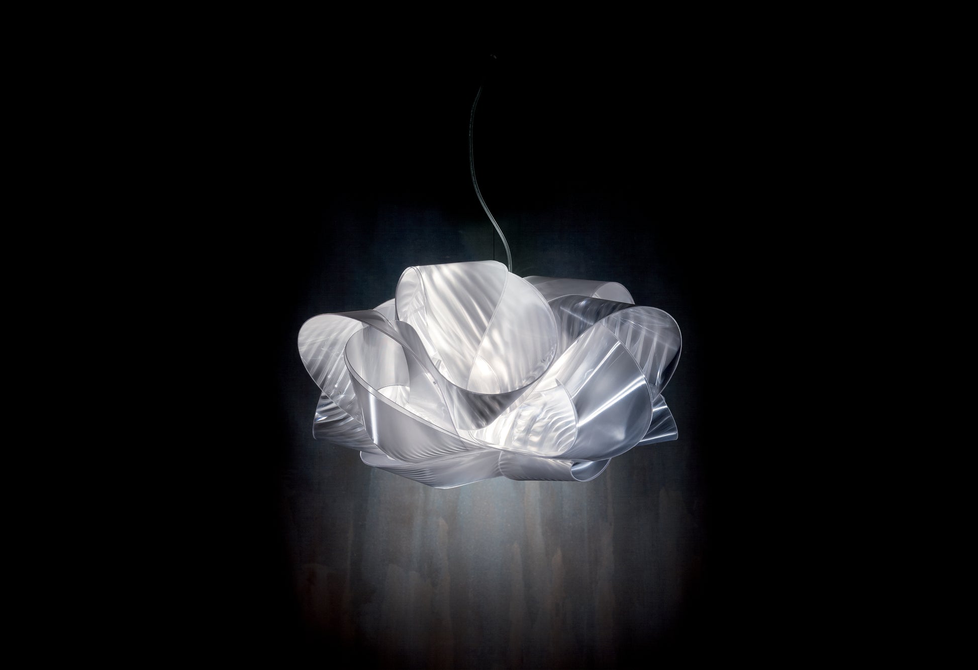 SLAMP Fabula Suspension M na tmavém pozadí