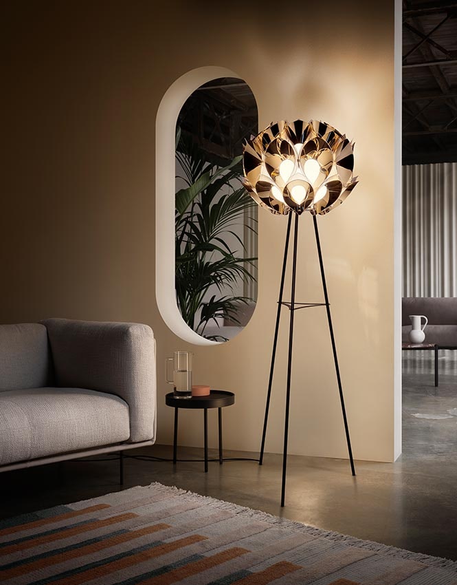 SLAMP Flora Floor ve zlaté variantě v interiéru