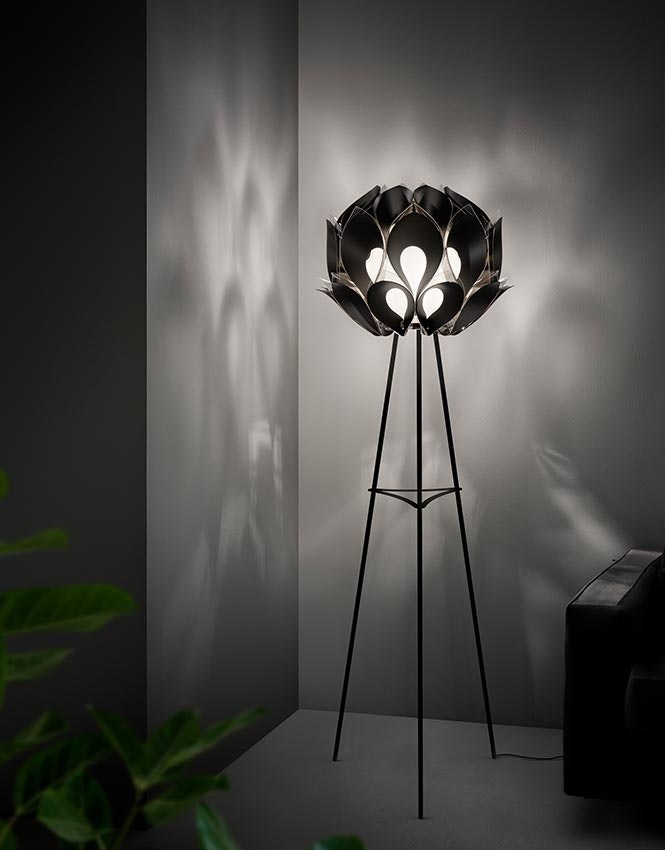 SLAMP Flora Floor v černé variantě v interiéru